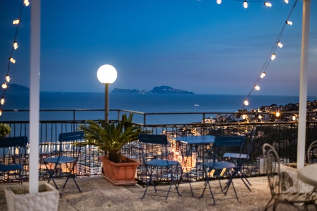 terrazza con vista Napoli per eventi privati Blu Rooftop Vomero