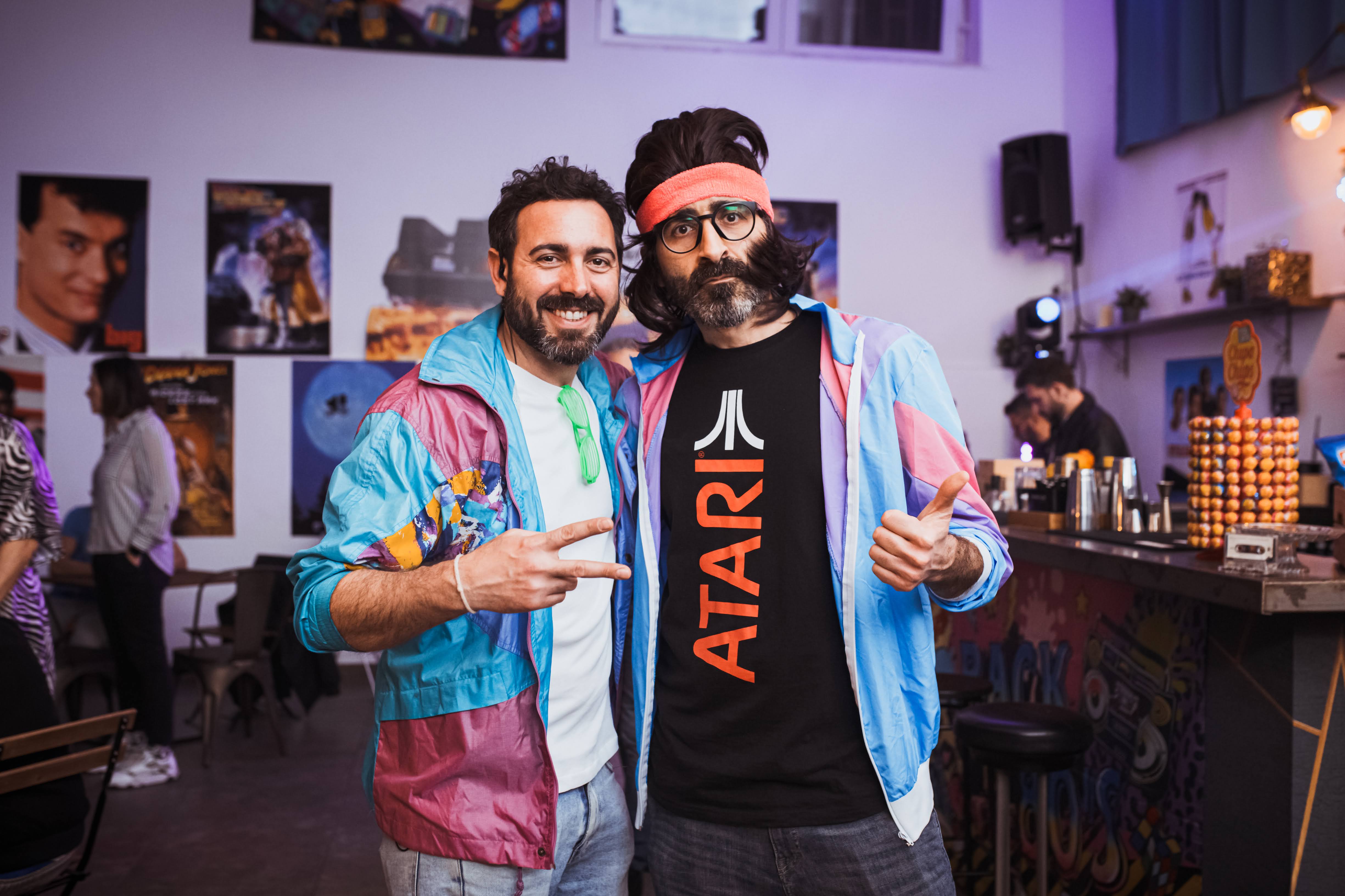 Due fratelli posano per una festa a tema anni 80 organizzata a Napoli presso Yam Eventi