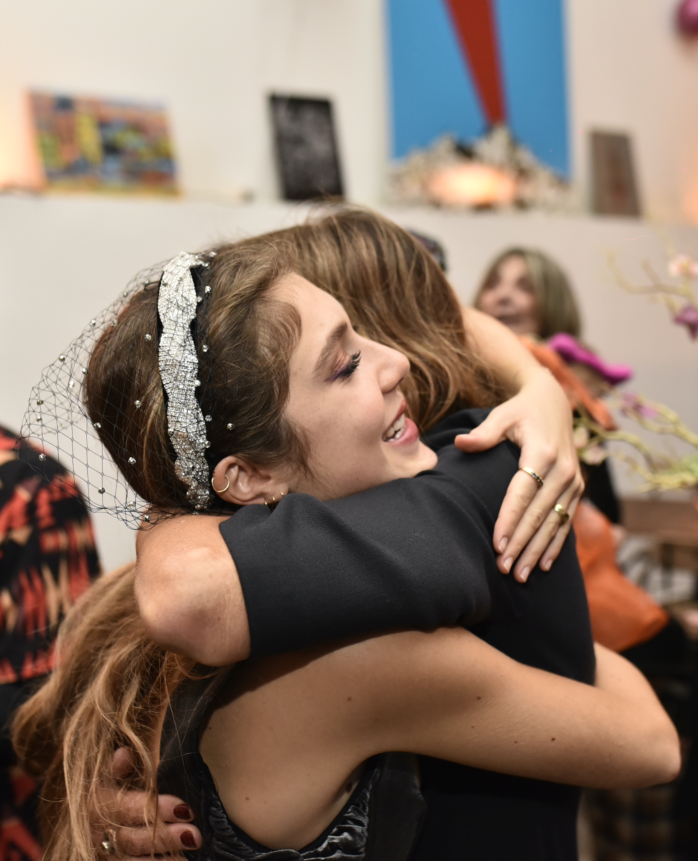 Due amiche si abbracciano durante una festa privata organizzata da Yam Eventi a Napoli.