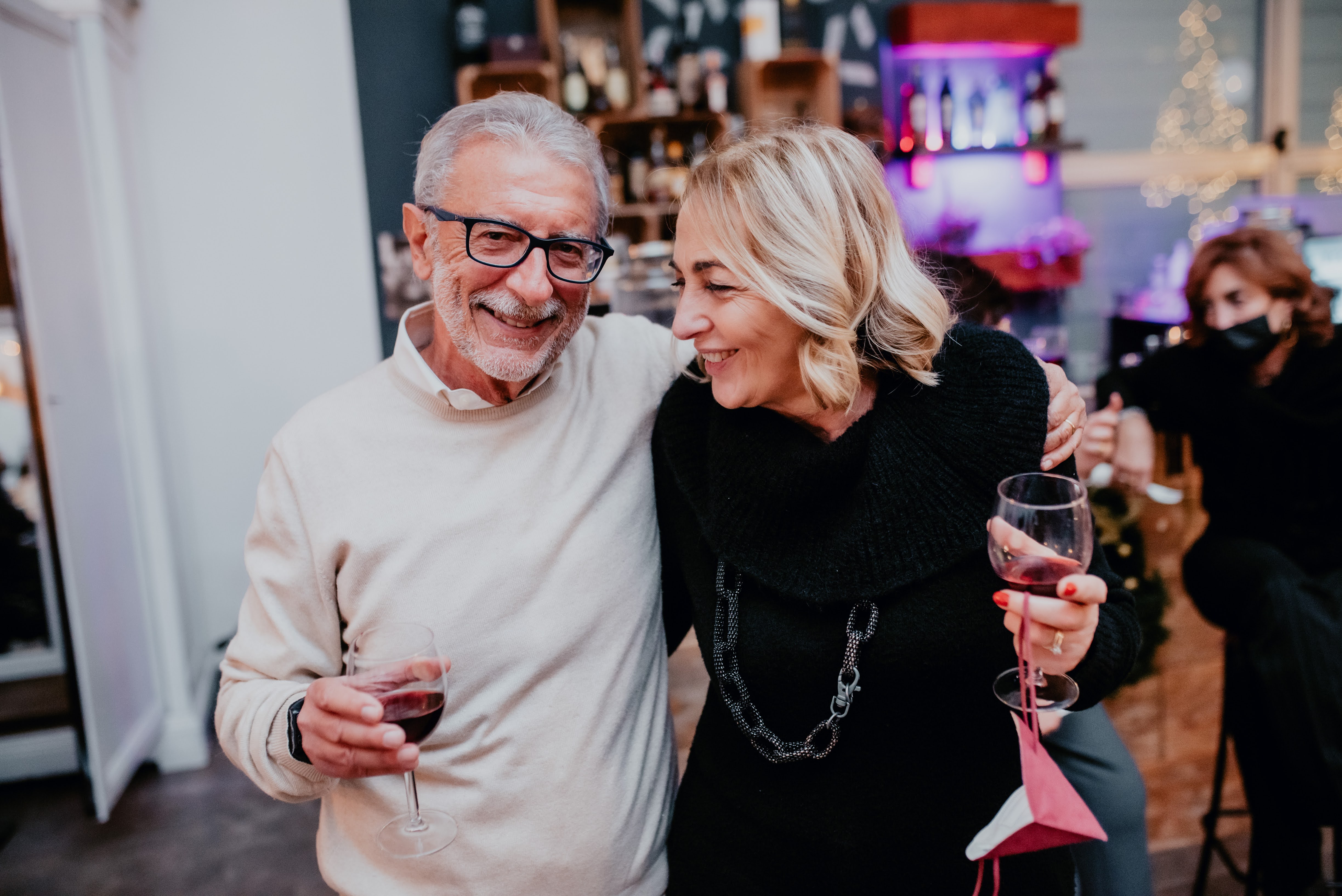 Coppia sorridente brinda con calici di vino durante un evento privato a Napoli da Yam Eventi