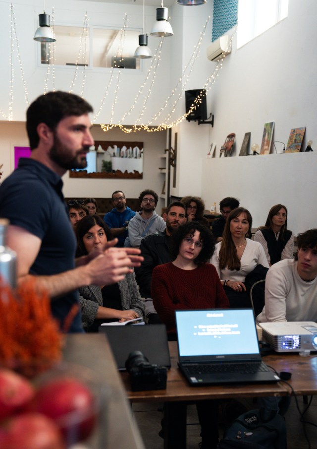 Sala riunioni a Napoli con videoproiettore e audio